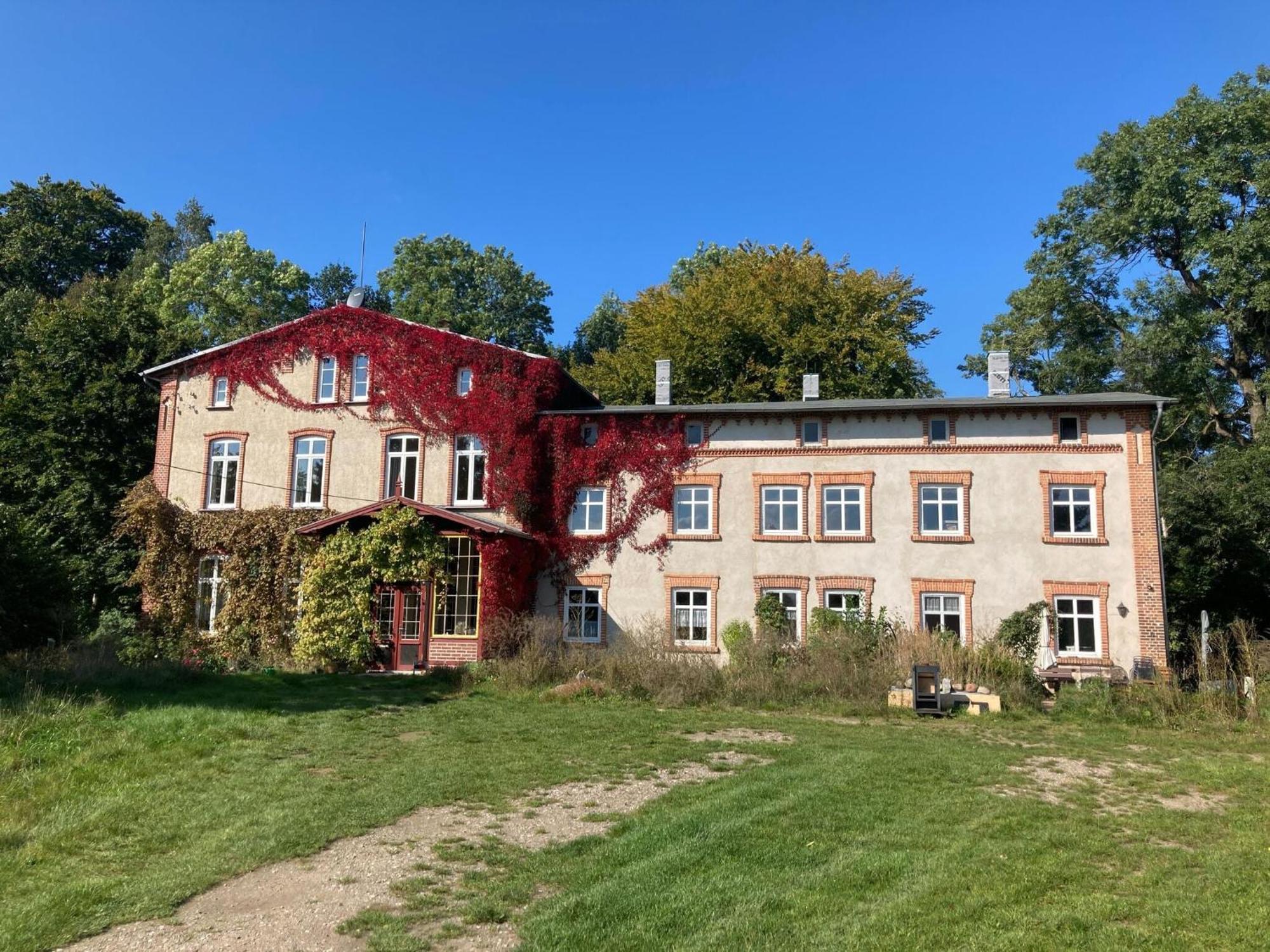 Ferienwohnung Im Gutshaus Alt Krassow Inmitten Der Natur Lalendorf ภายนอก รูปภาพ